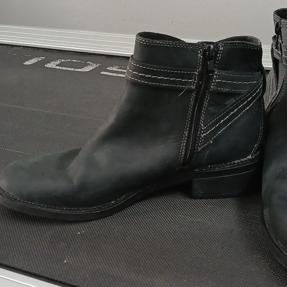 Clarks Collection Maye Strap Ankle Boot size 11 black - Picture 3 of 6